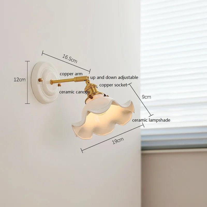 Parietta - LED-Wandleuchte mit Keramikschirm und Kupferarm