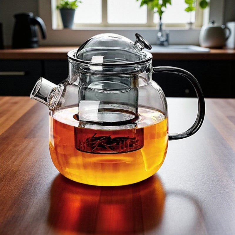 Teekanne mit integriertem Sieb und kompaktem Griff für müheloses Teebrühen