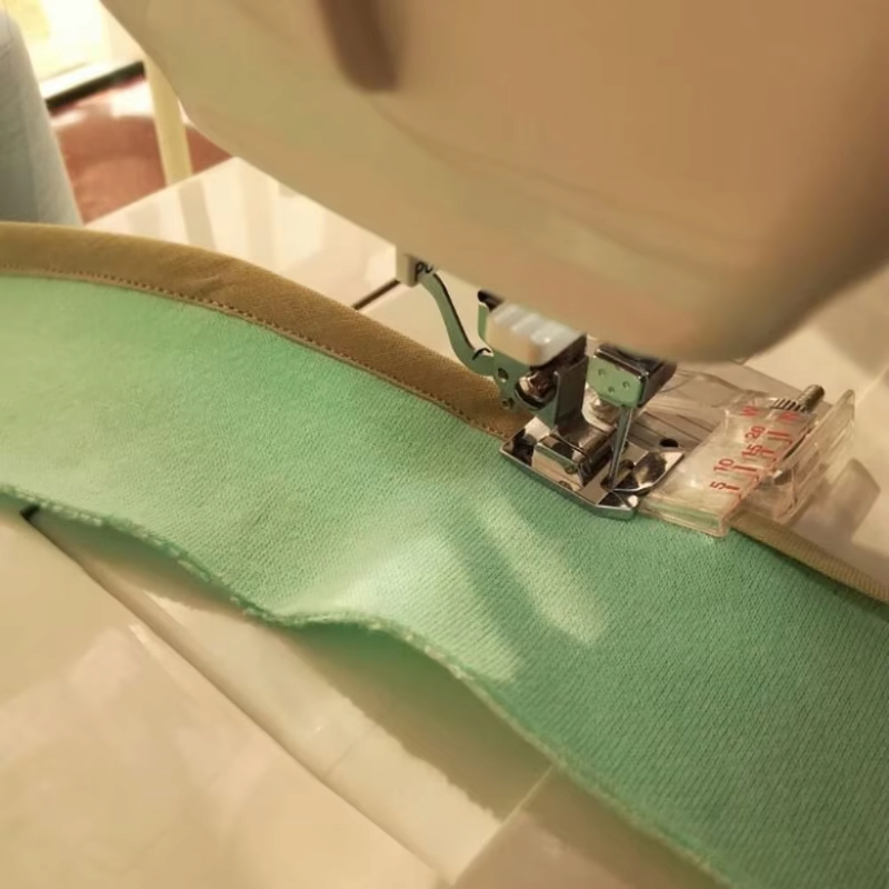 StitchCraft - Verstellbarer Schrägbandfuß für Nähmaschinen mit Präzisionsführung