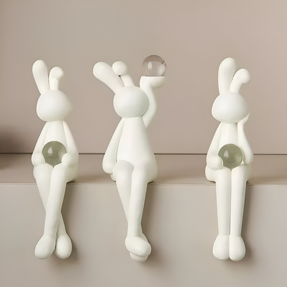 Glänzend - weißer Osterhase aus Harz mit Kristallkugel 3 cm