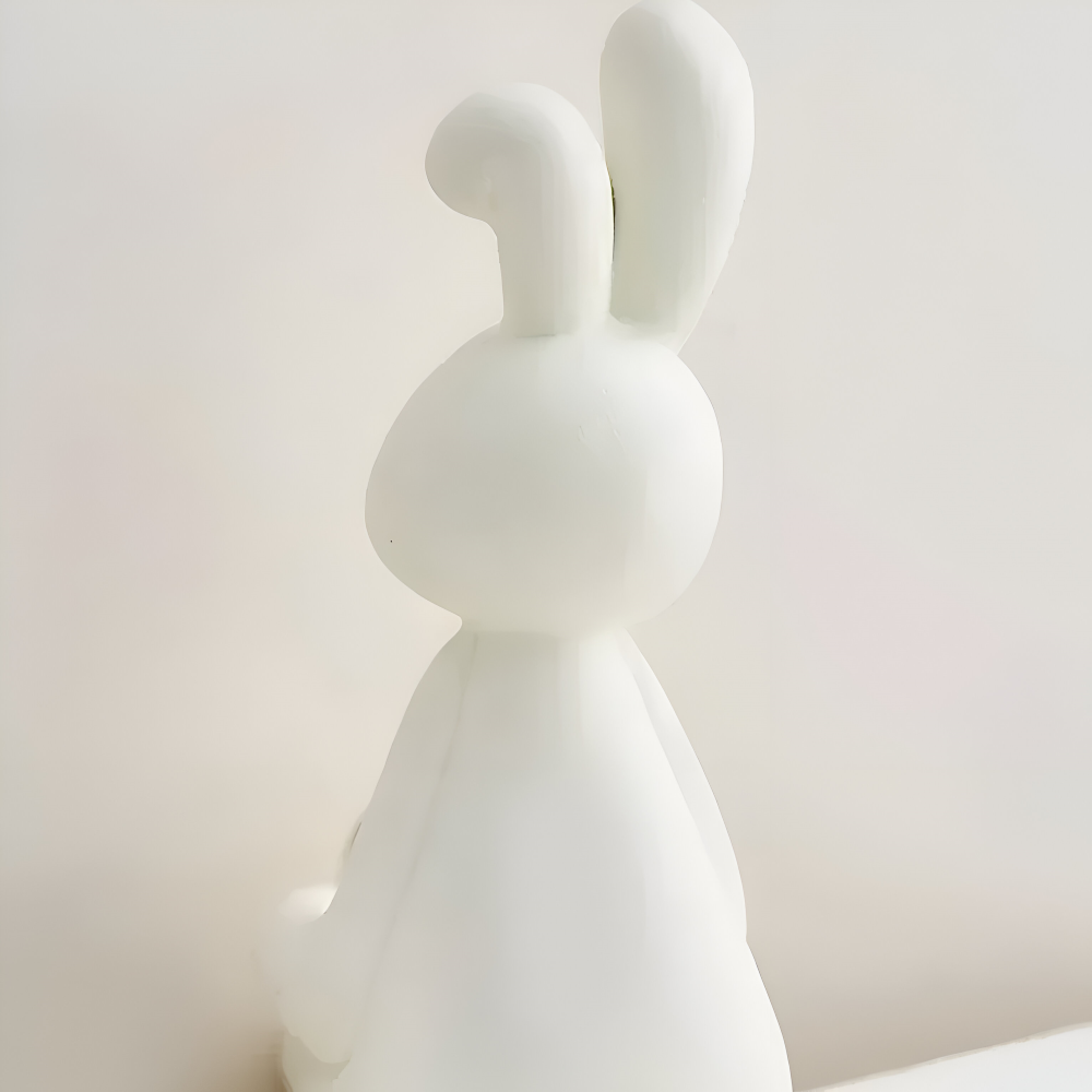 Glänzend - weißer Osterhase aus Harz mit Kristallkugel 3 cm