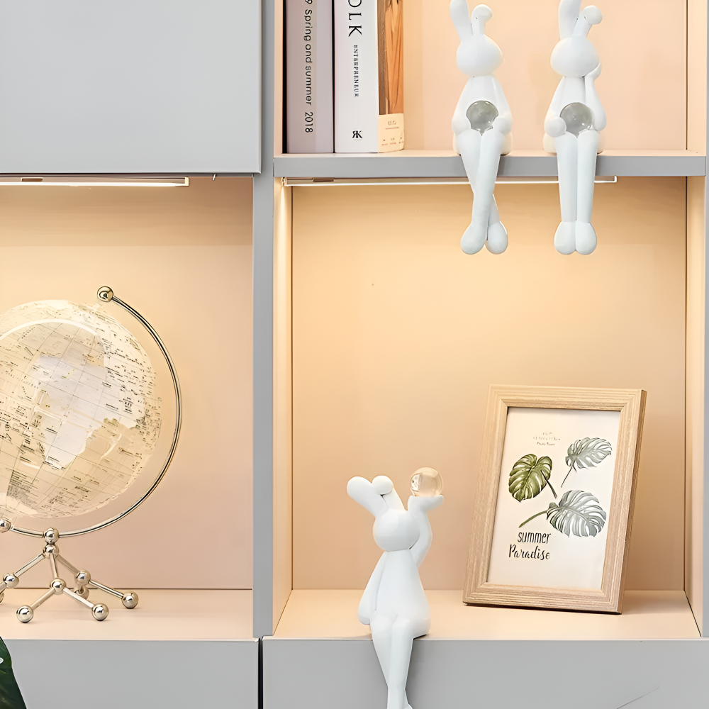 Glänzend - weißer Osterhase aus Harz mit Kristallkugel 3 cm
