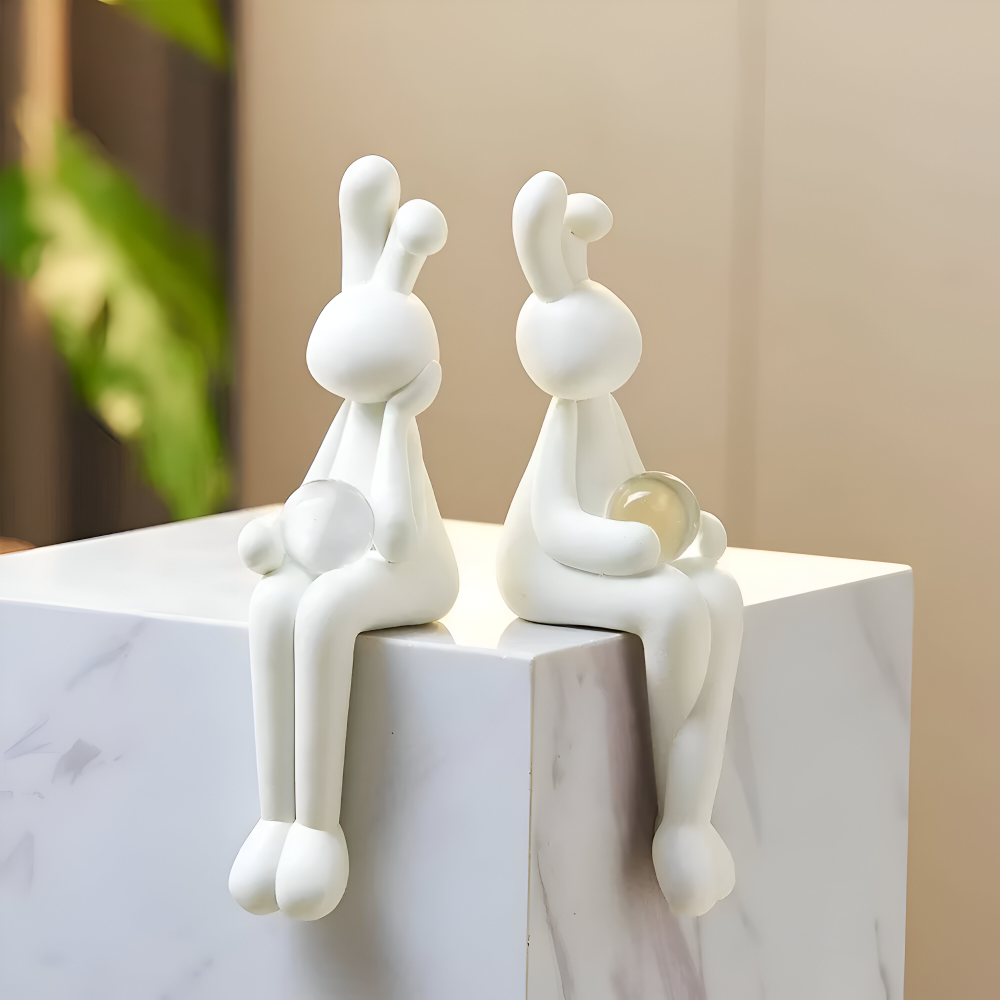 Glänzend - weißer Osterhase aus Harz mit Kristallkugel 3 cm