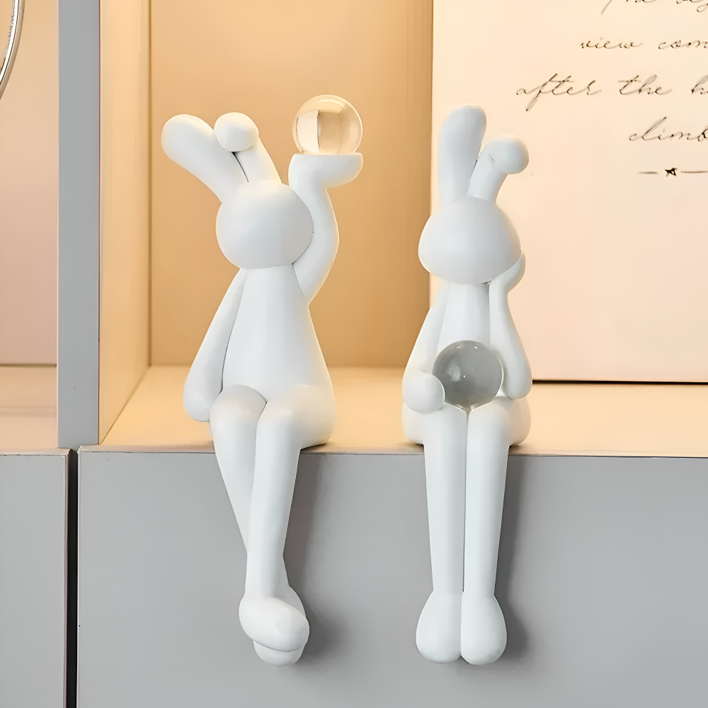 Glänzend - weißer Osterhase aus Harz mit Kristallkugel 3 cm