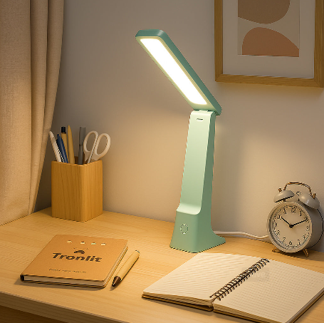 Bringen Sie auf elegante Weise Licht an Ihren Arbeitsplatz! Mit unserer Schreibtischlampe, deren Helligkeit man justieren kann, ist stets das ideale Licht vorhanden – sei es für konzentriertes Arbeiten oder für entspanntes Lesen. Schlank, zeitgemäß und augenschonend. Über den Link in unserer Bio jetzt entdecken!⁠