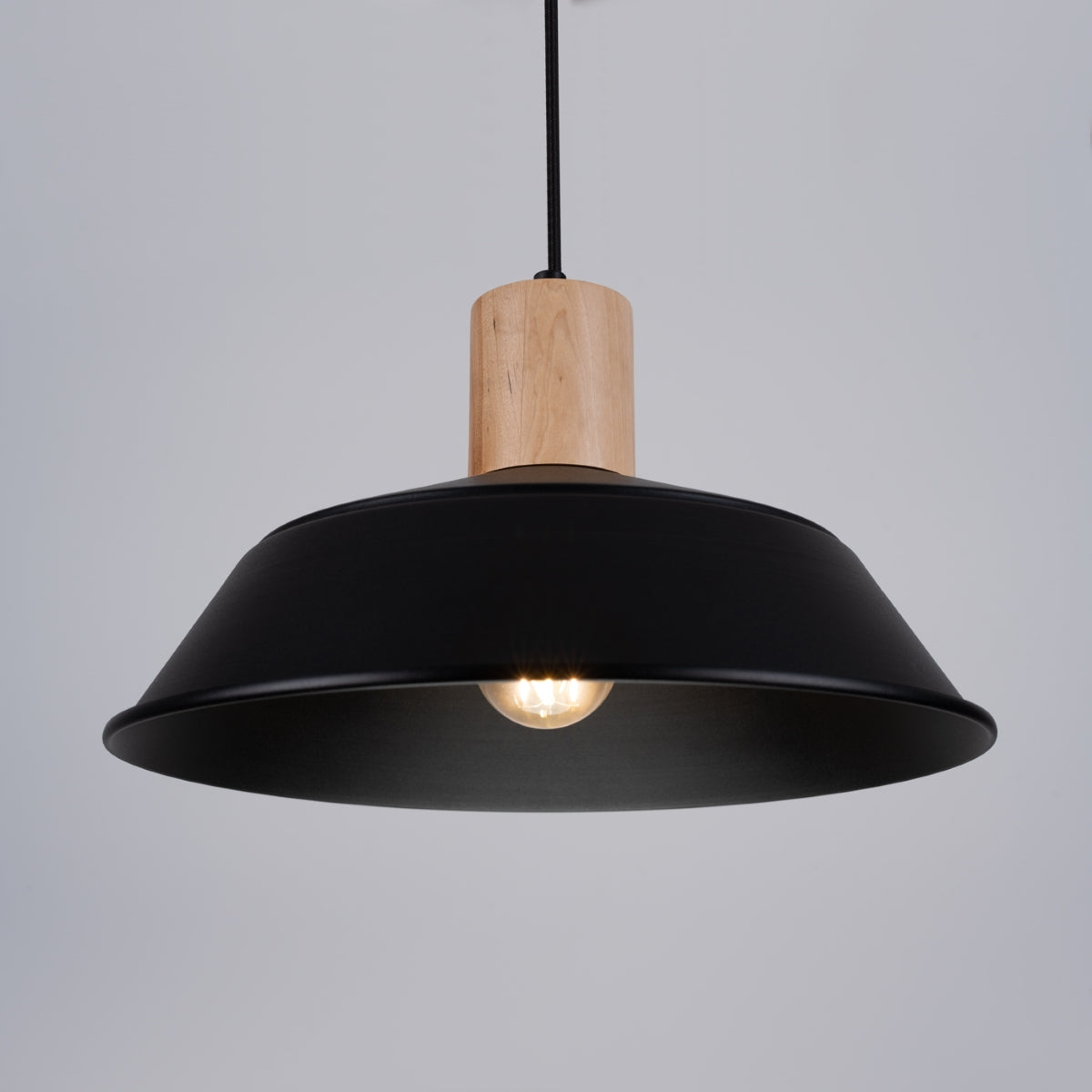 Stella - Schwarze Pendelleuchte mit Holzelementen