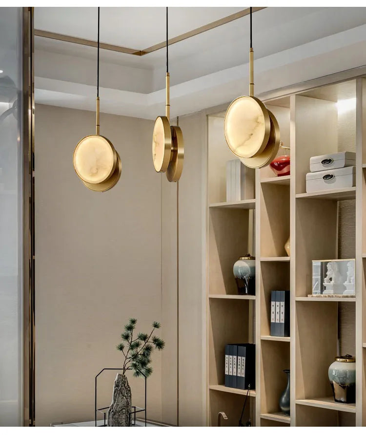 Luzana - Runde Marmor-Wandleuchte mit Kupferfinish in Gold