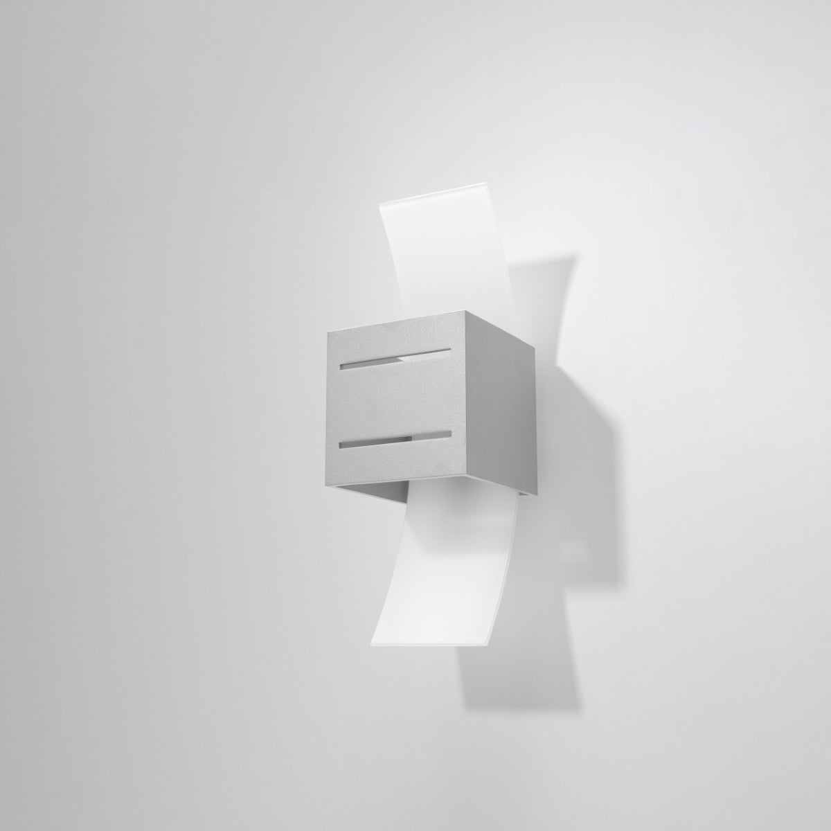 LORETO - Wandleuchte, graues Aluminium/mattiertes Glas