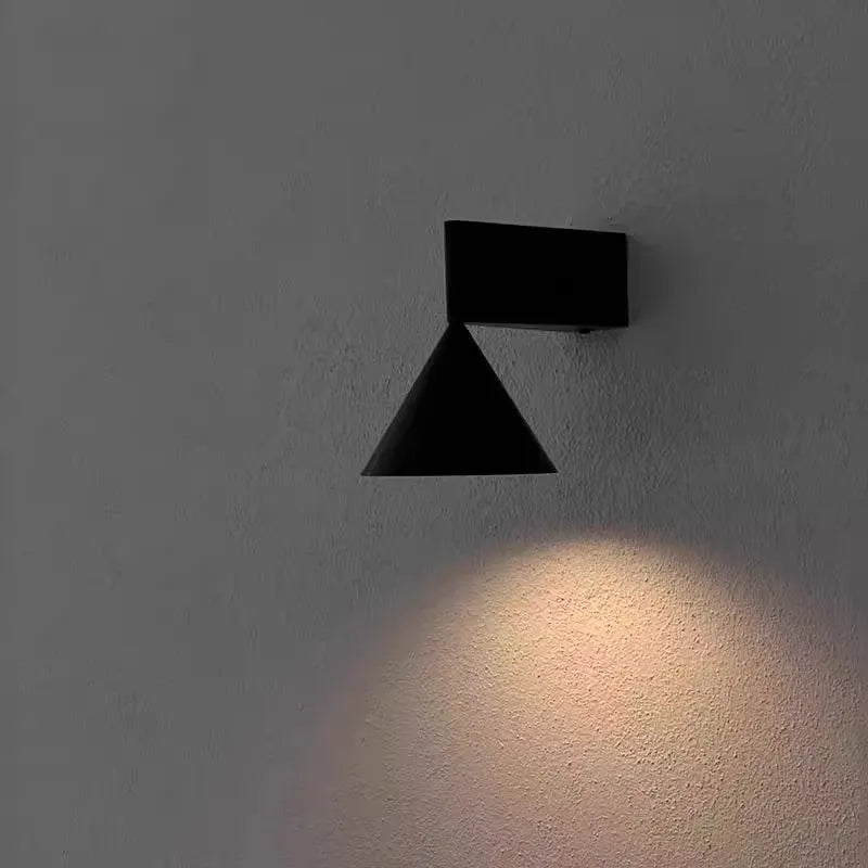 Minimalistische - Wandleuchte aus silberfarbenem Aluminium