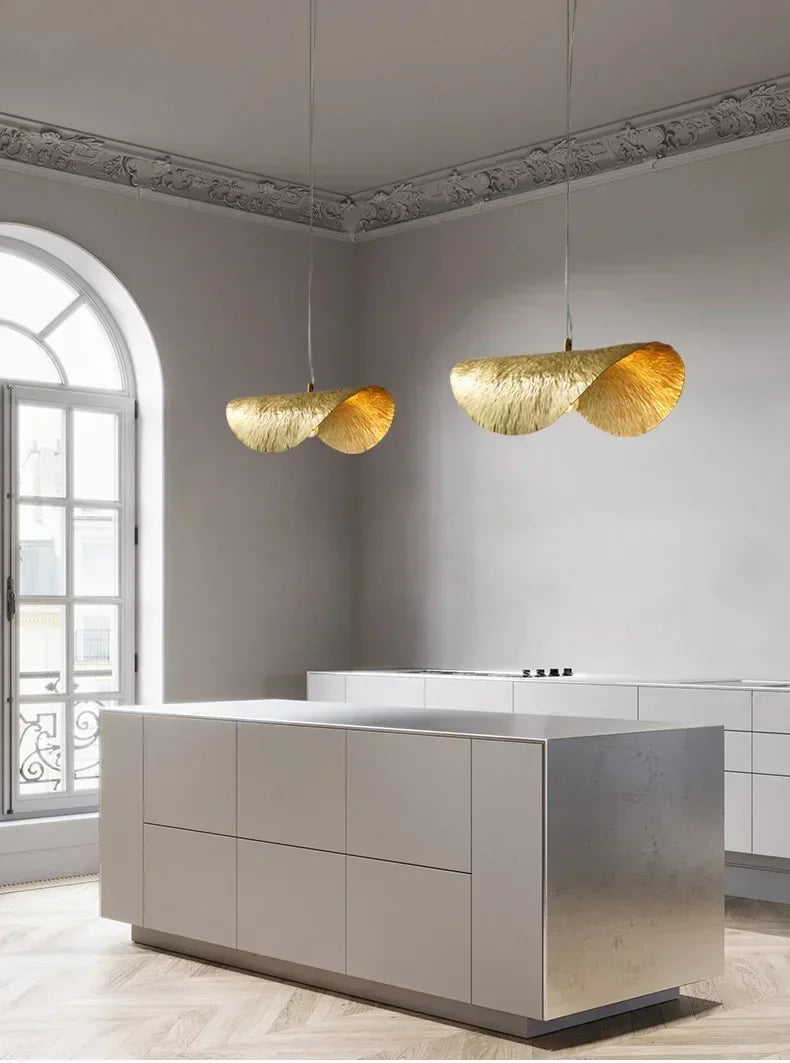 Lucero - Goldene Pendelleuchte im Lotusblatt-Design mit