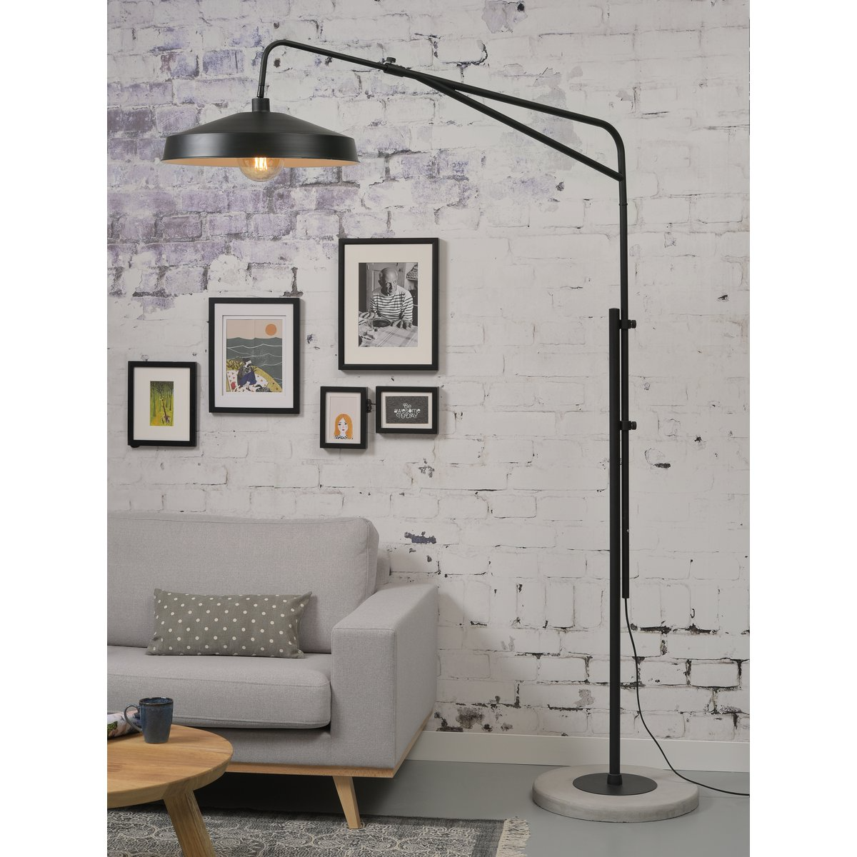Stela - Schwarze Stehlampe aus Eisen und Zement