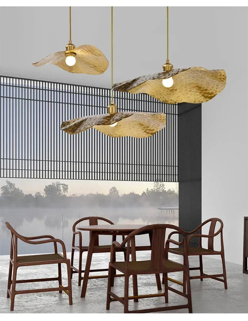 Lucero - Goldene Pendelleuchte im Lotusblatt-Design mit
