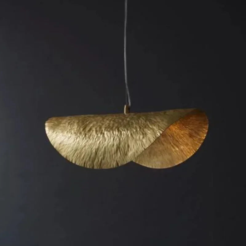 Lucero - Goldene Pendelleuchte im Lotusblatt-Design mit