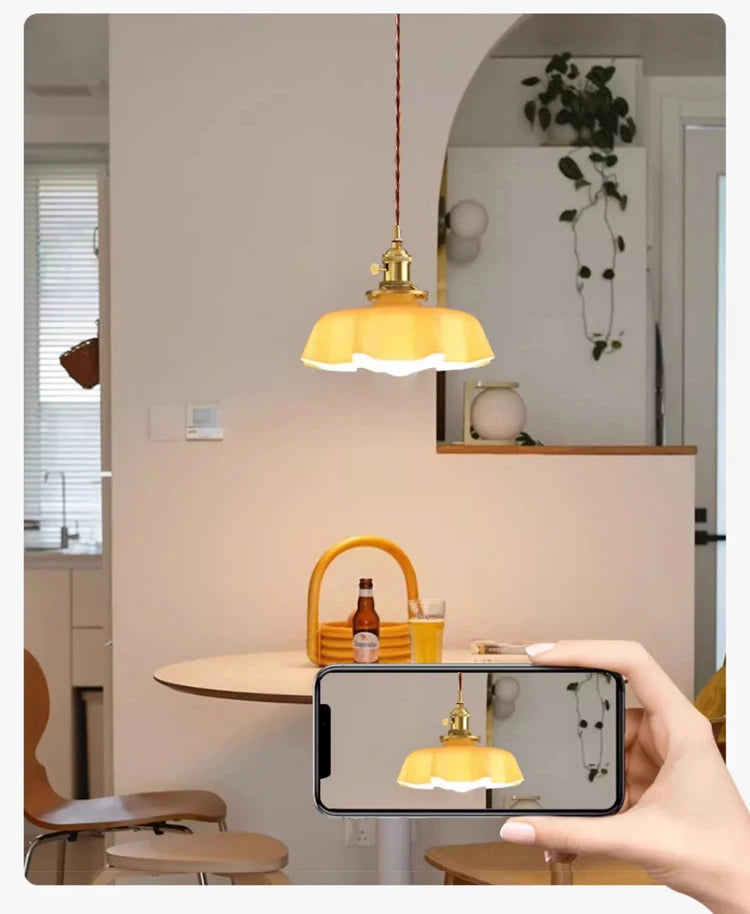 Claria - Pendelleuchte aus cremefarbenem Glas in floraler