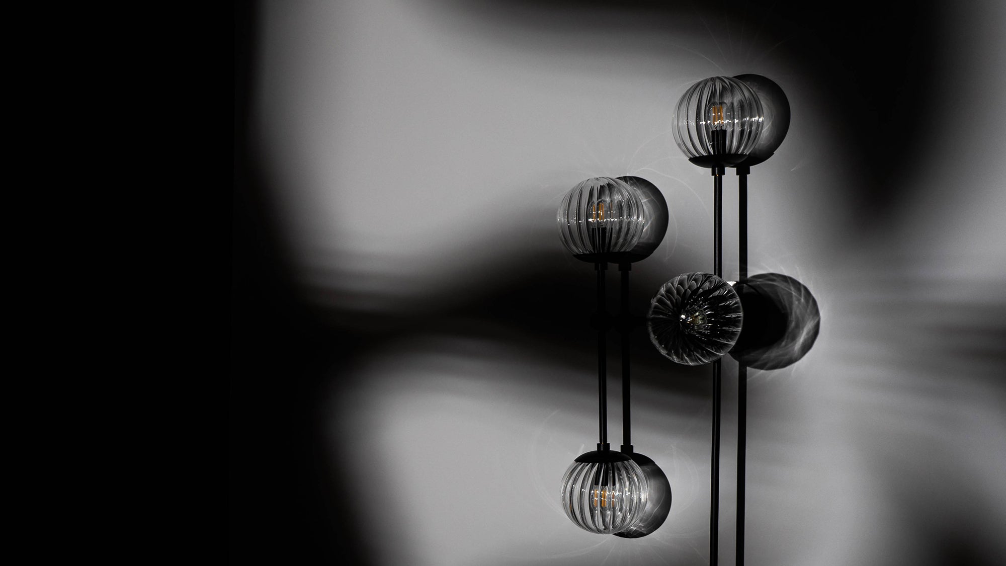 Schwung - Lighting -Armstrong 6R Leuchte aus Metall und Glas