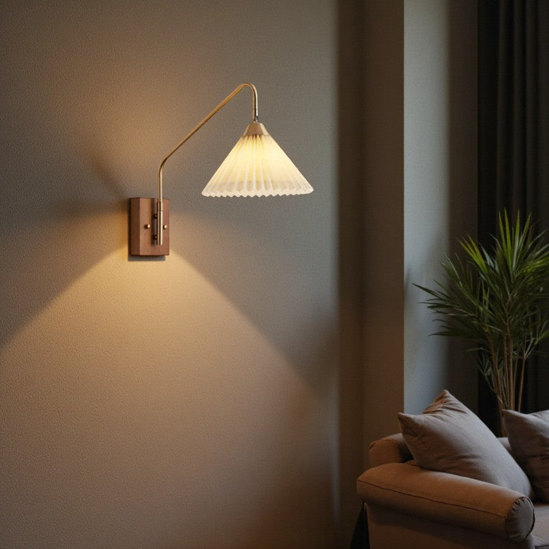 Japanische trapezförmige Wandleuchte mit Faltenstruktur für minimalistische Innenräume