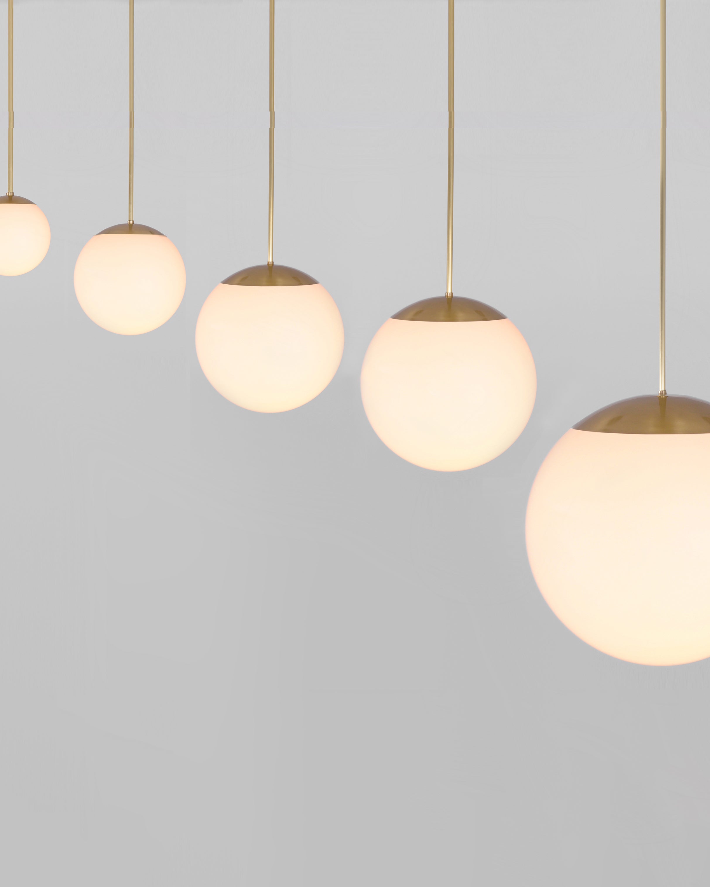 Solara - Pendelleuchte mit Kugelform aus Opalglas