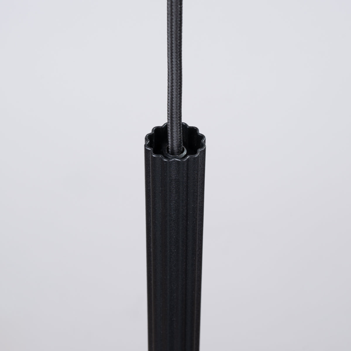 Celira - Schwarze Pendelleuchte mit geriffeltem,