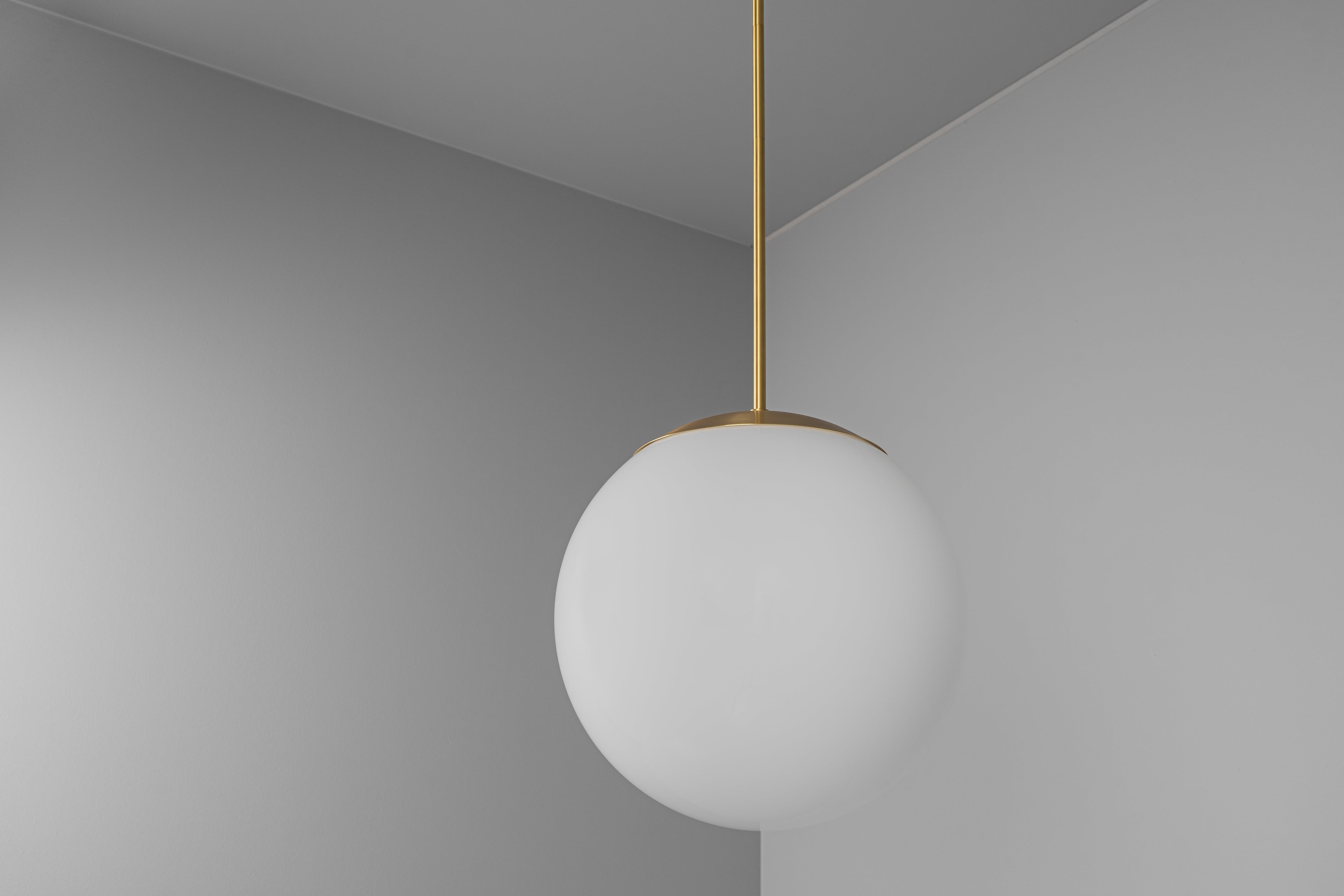 Solara - Pendelleuchte mit Kugelform aus Opalglas