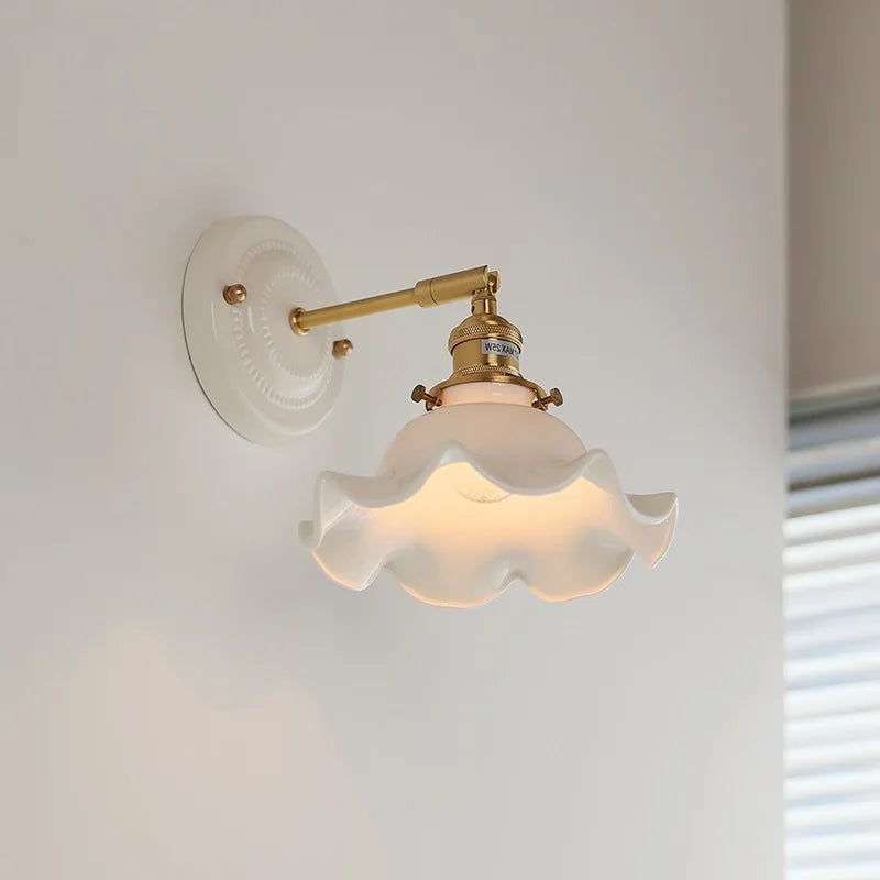 Parietta - LED-Wandleuchte mit Keramikschirm und Kupferarm