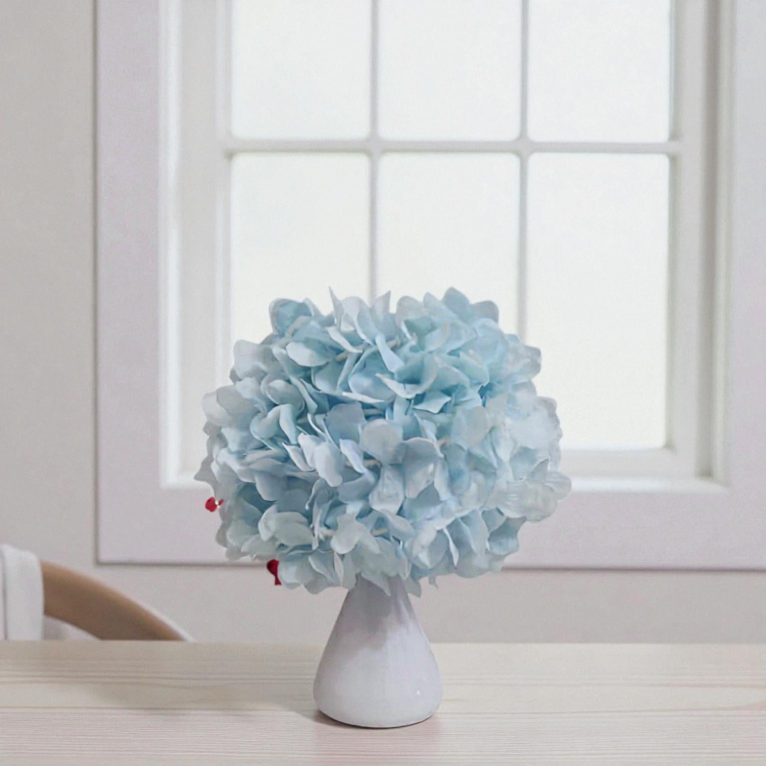 Tischlampe mit Blumenbouquet und klassischem Design für elegantes, sanftes Licht