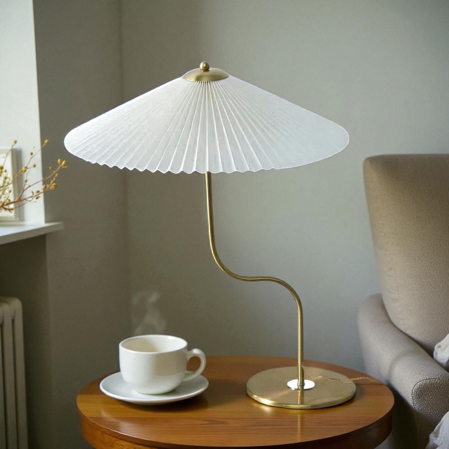 Moderne Tischlampe mit Stoffschirm und -fuß für weiche, elegante Innenbeleuchtung
