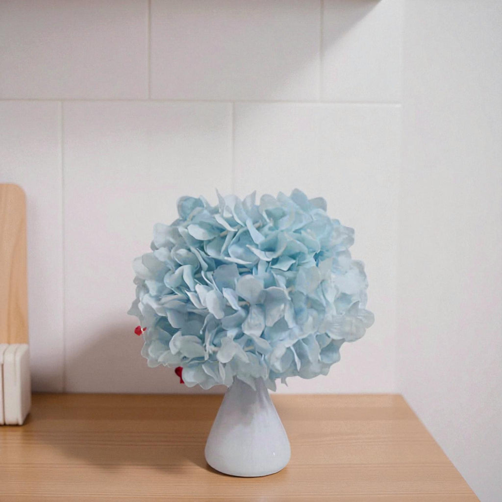 Tischlampe mit Blumenbouquet und klassischem Design für elegantes, sanftes Licht