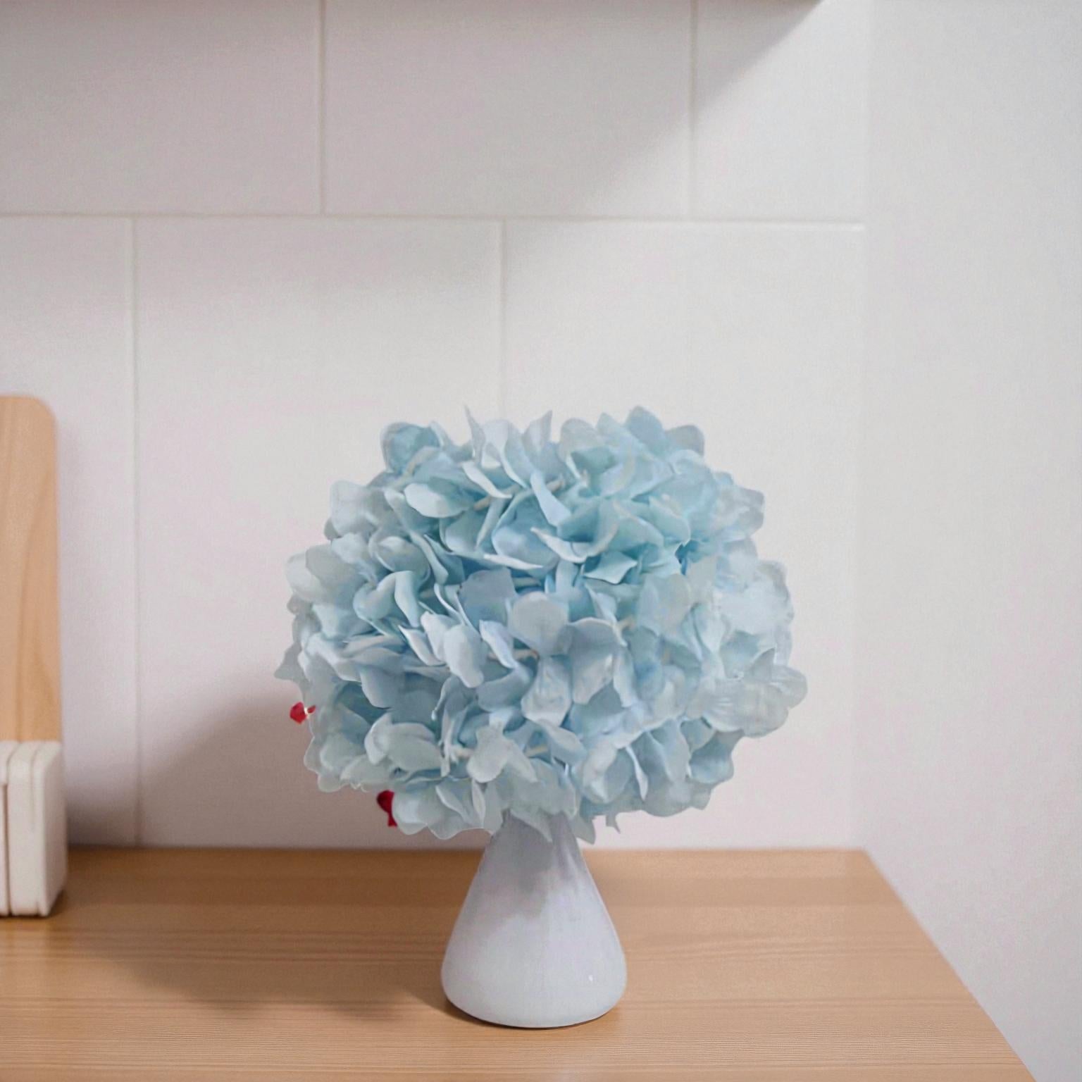 Tischlampe mit Blumenbouquet und klassischem Design für elegantes, sanftes Licht