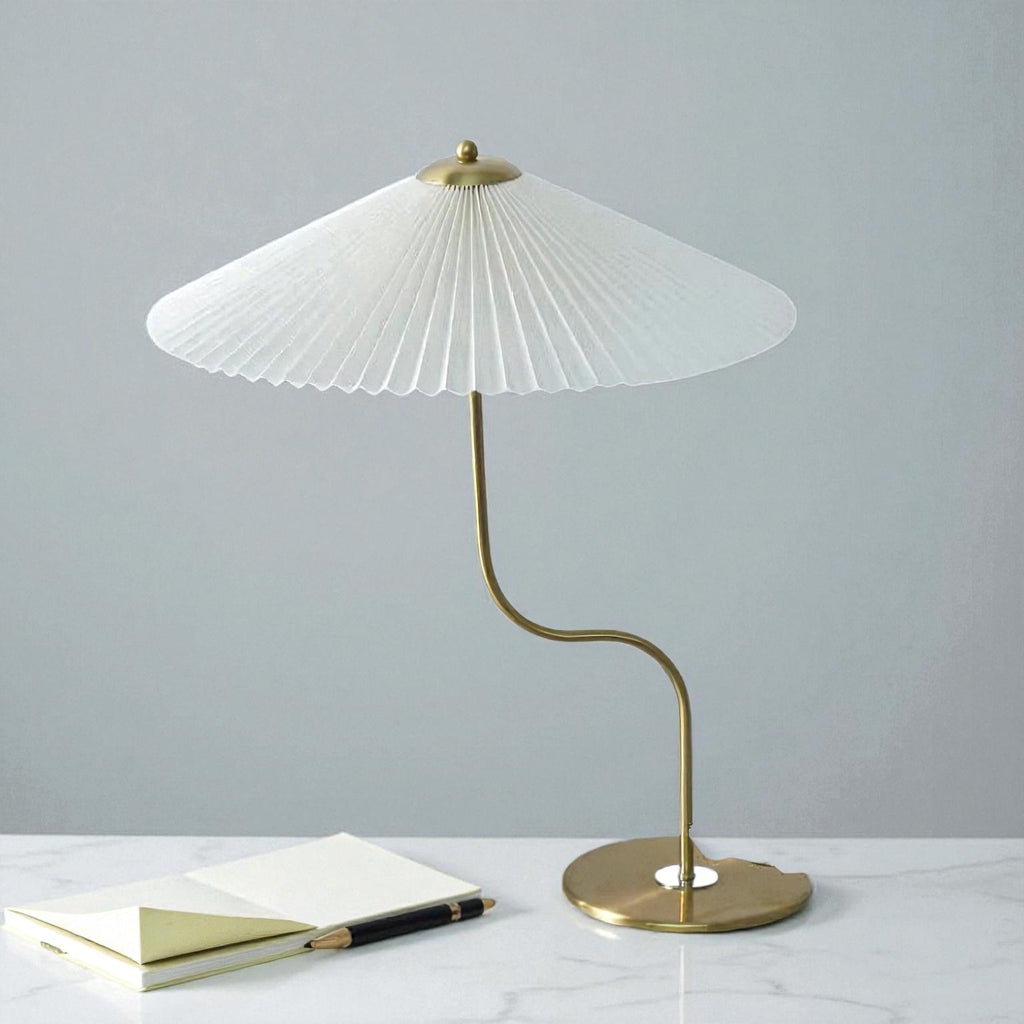 Moderne Tischlampe mit Stoffschirm und -fuß für weiche, elegante Innenbeleuchtung