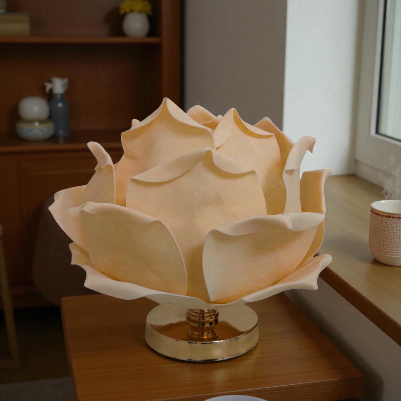 Lotusförmige LED-Tischlampe mit geschichteten Blütenblättern für elegante Innenbeleuchtung