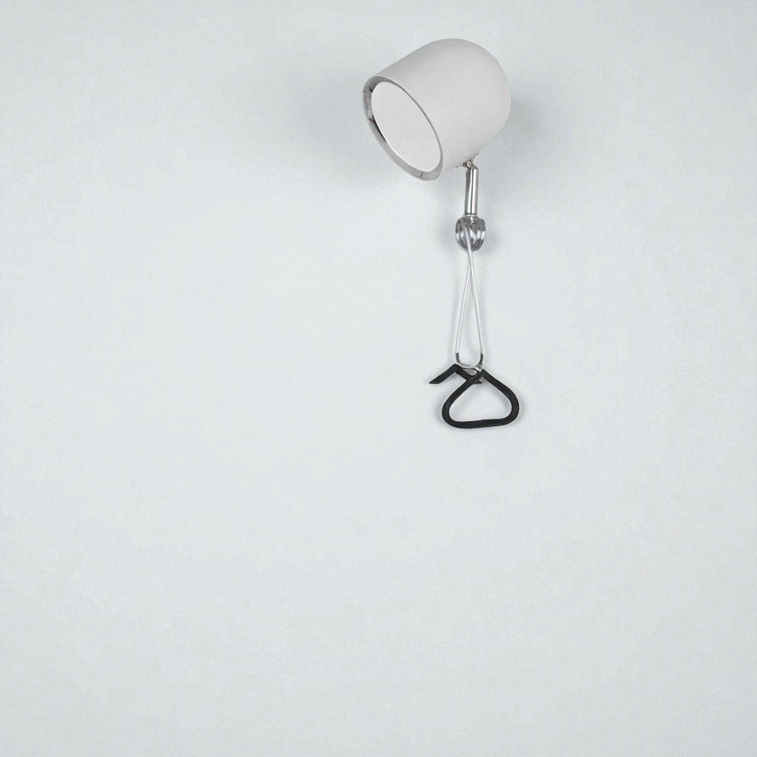 Moderne Tischlampe mit verstellbarer Klammer für vielseitige und präzise Beleuchtung