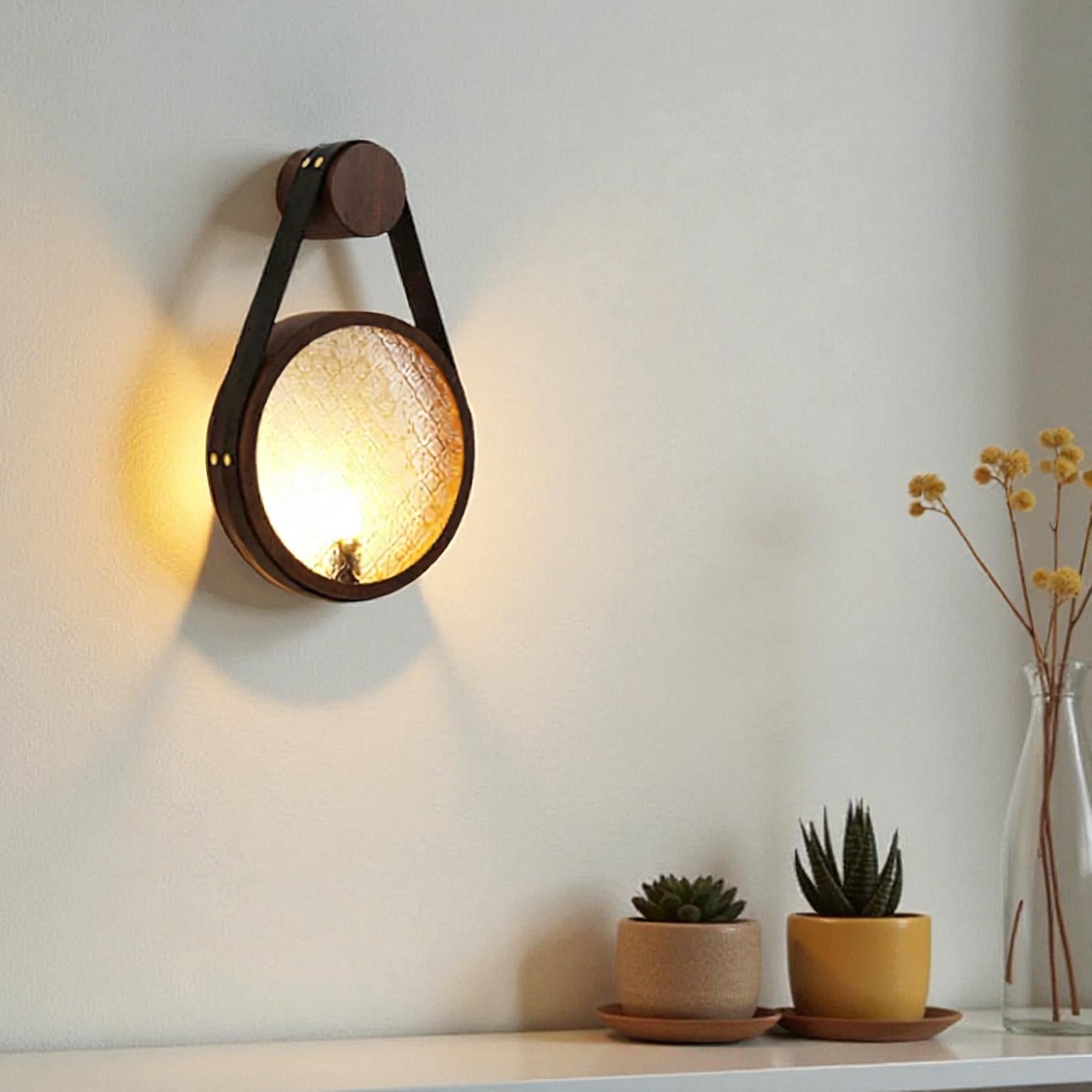 Runde Wandleuchte mit strukturiertem Glas und modernem Riemen-Design