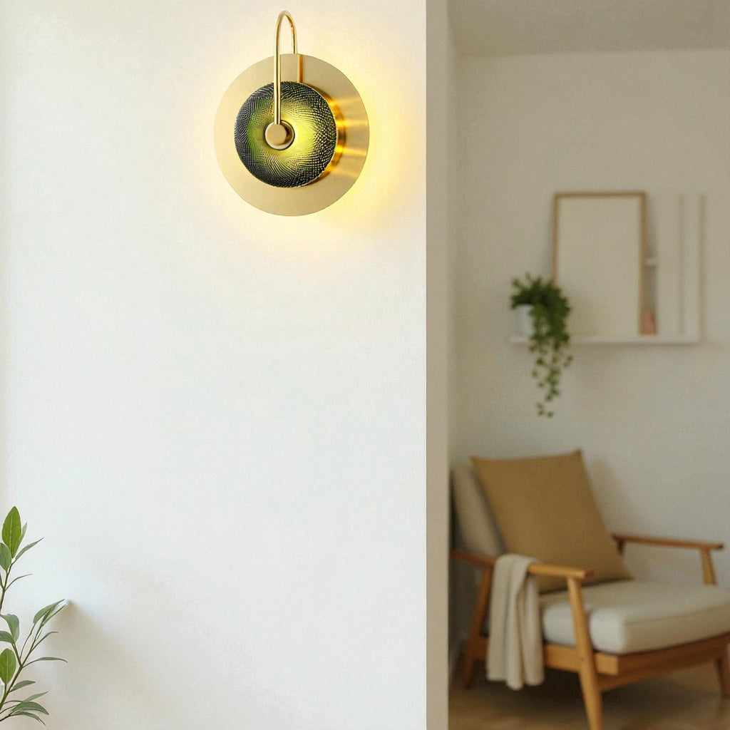 Wandleuchte mit Glasschirm und elegantem Finish für stilvolle Innenbeleuchtung