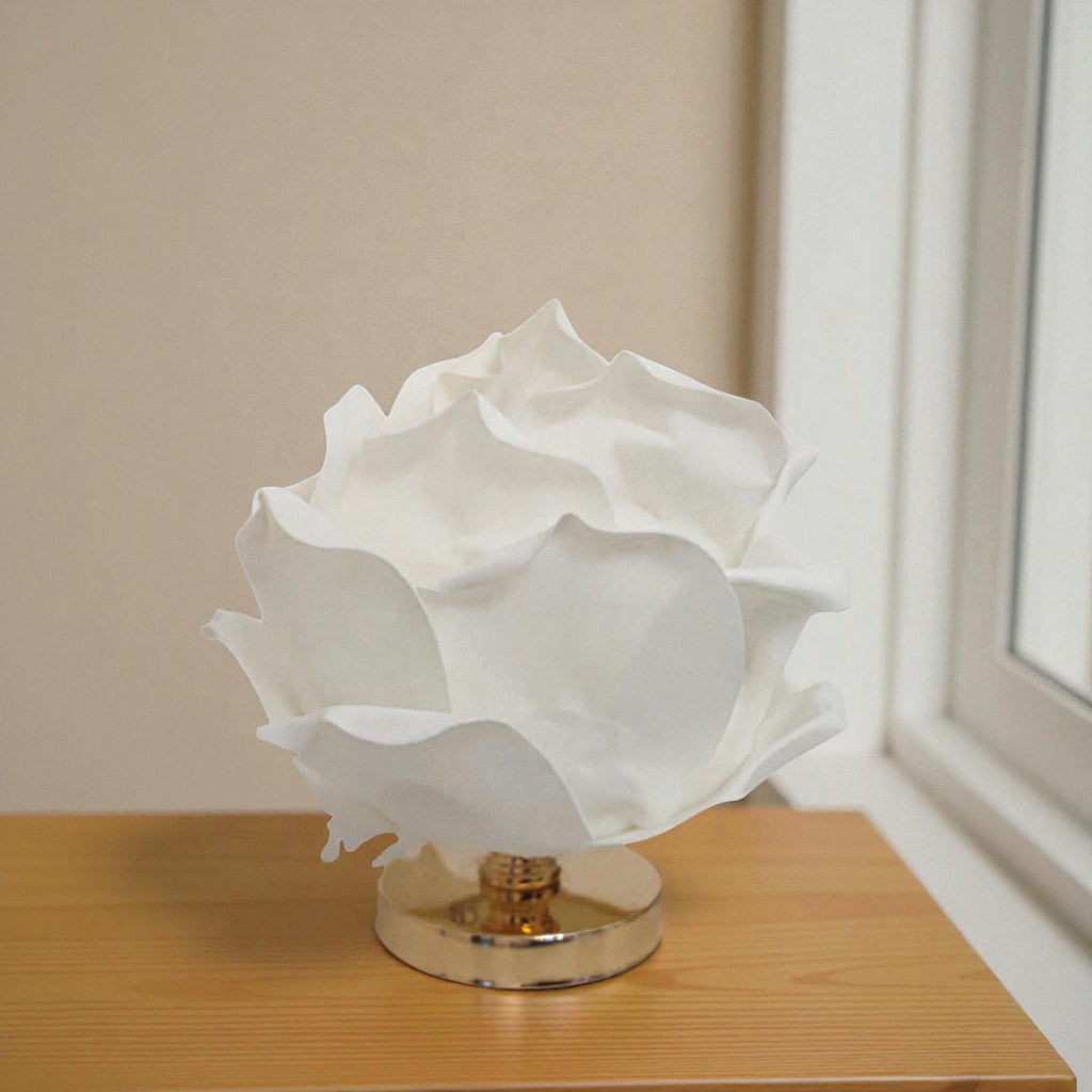 Lotusförmige LED-Tischlampe mit geschichteten Blütenblättern für elegante Innenbeleuchtung