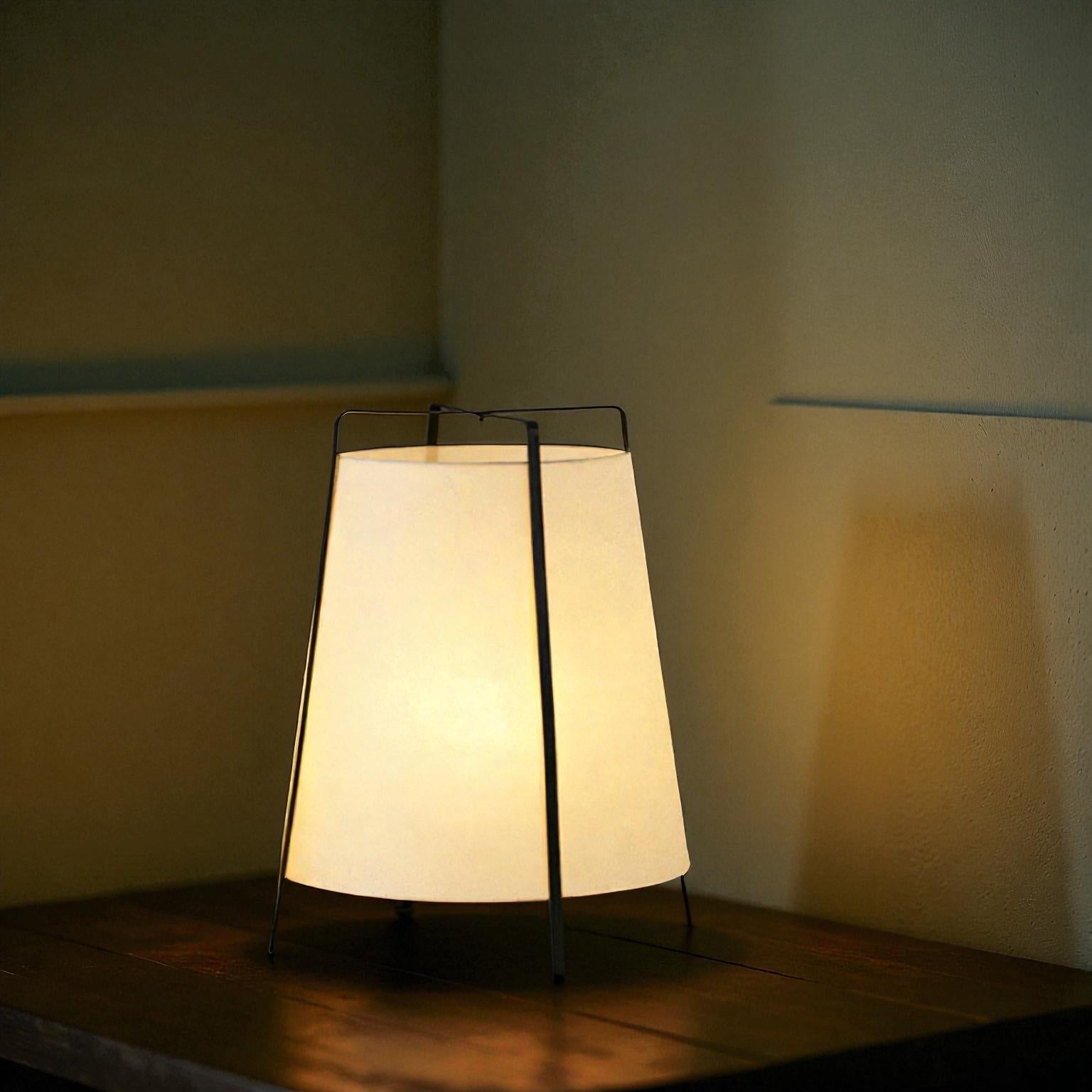 LED-Tischlampe mit Stoffschirm für warmes und sanftes Stimmungslicht