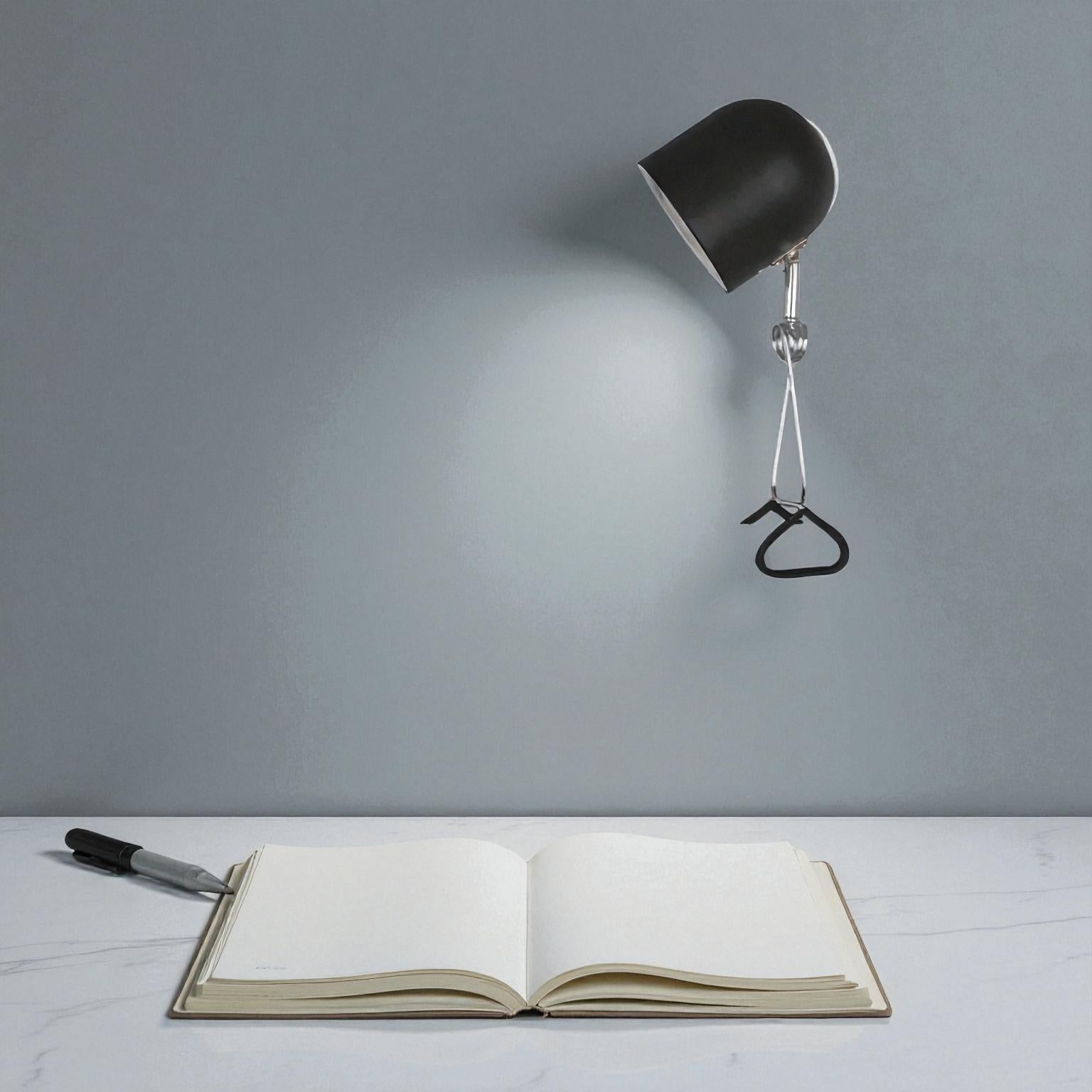 Moderne Tischlampe mit verstellbarer Klammer für vielseitige und präzise Beleuchtung