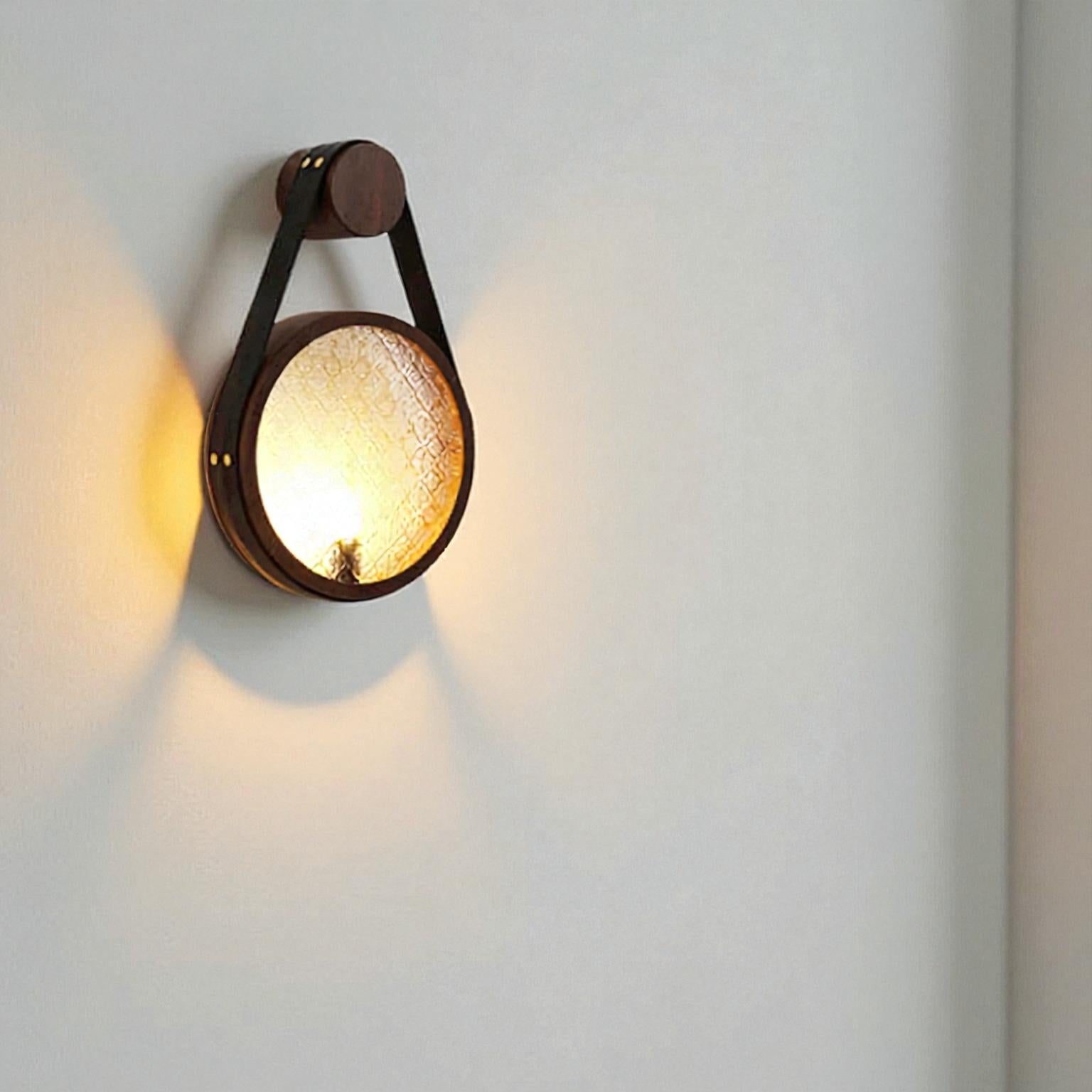 Runde Wandleuchte mit strukturiertem Glas und modernem Riemen-Design