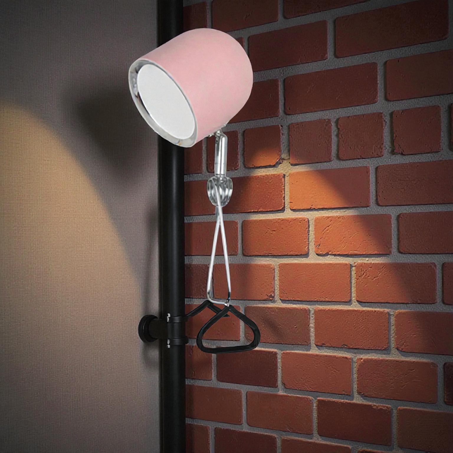 Moderne Tischlampe mit verstellbarer Klammer für vielseitige und präzise Beleuchtung