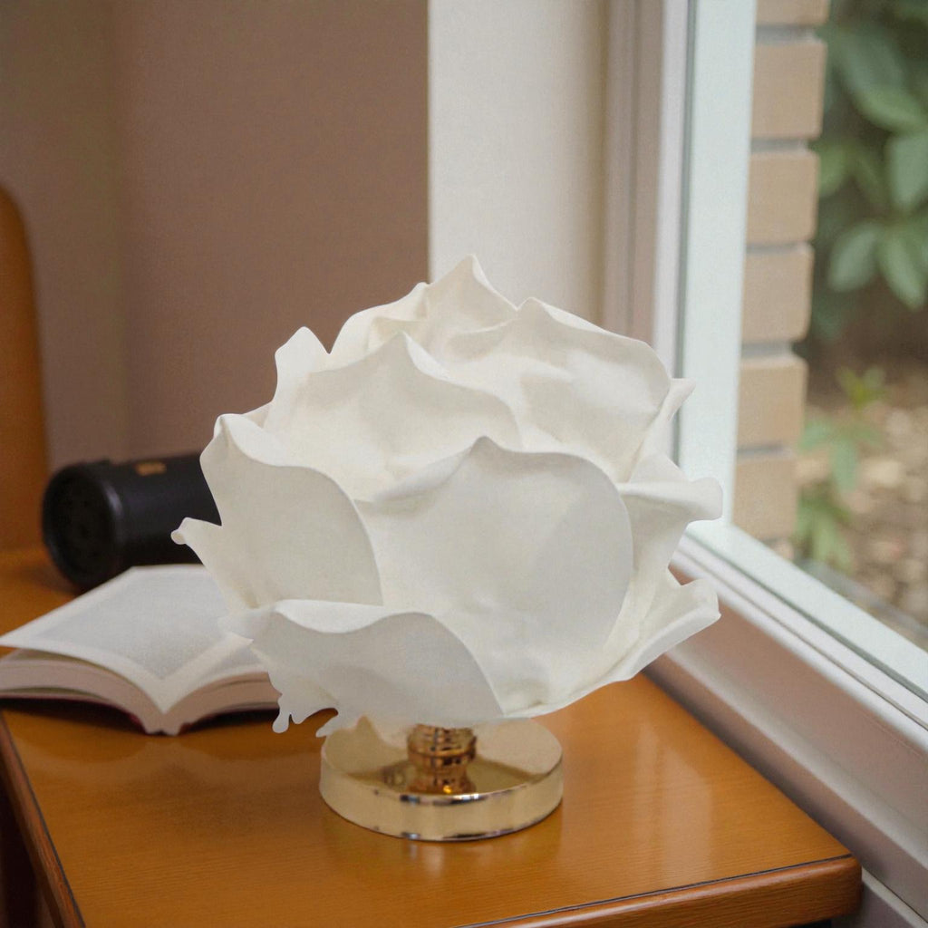 Lotusförmige LED-Tischlampe mit geschichteten Blütenblättern für elegante Innenbeleuchtung