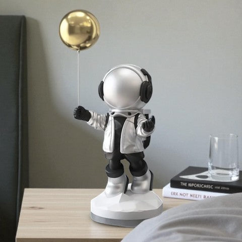 Verspielte Astronauten- und Ballonfigur für traumhafte Weltraumdekoration