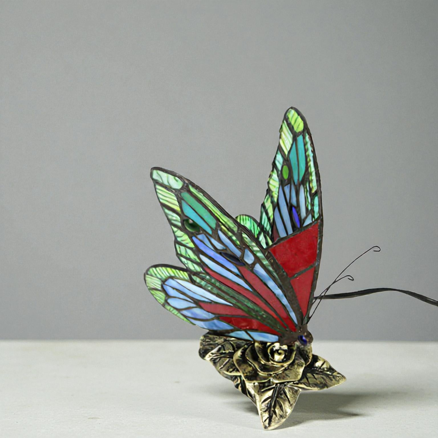 Tiffany-Glas-Schmetterlings-Nachtlampe für bunte, dekorative und stimmungsvolle Beleuchtung