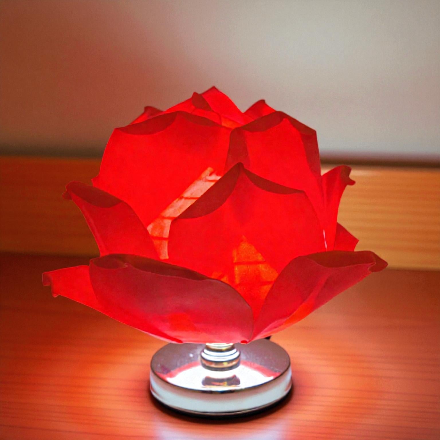 Lotusförmige LED-Tischlampe mit geschichteten Blütenblättern für elegante Innenbeleuchtung