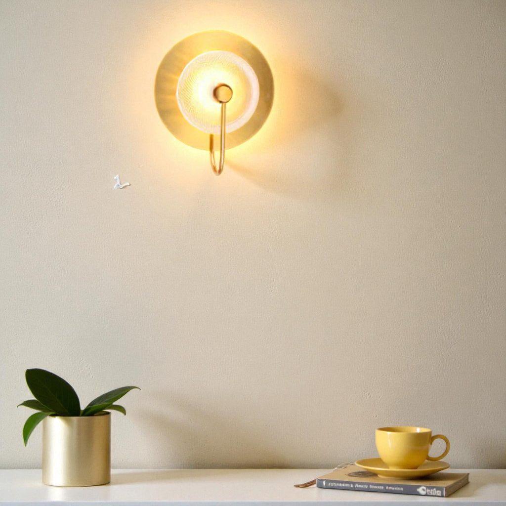 Wandleuchte mit Glasschirm und elegantem Finish für stilvolle Innenbeleuchtung