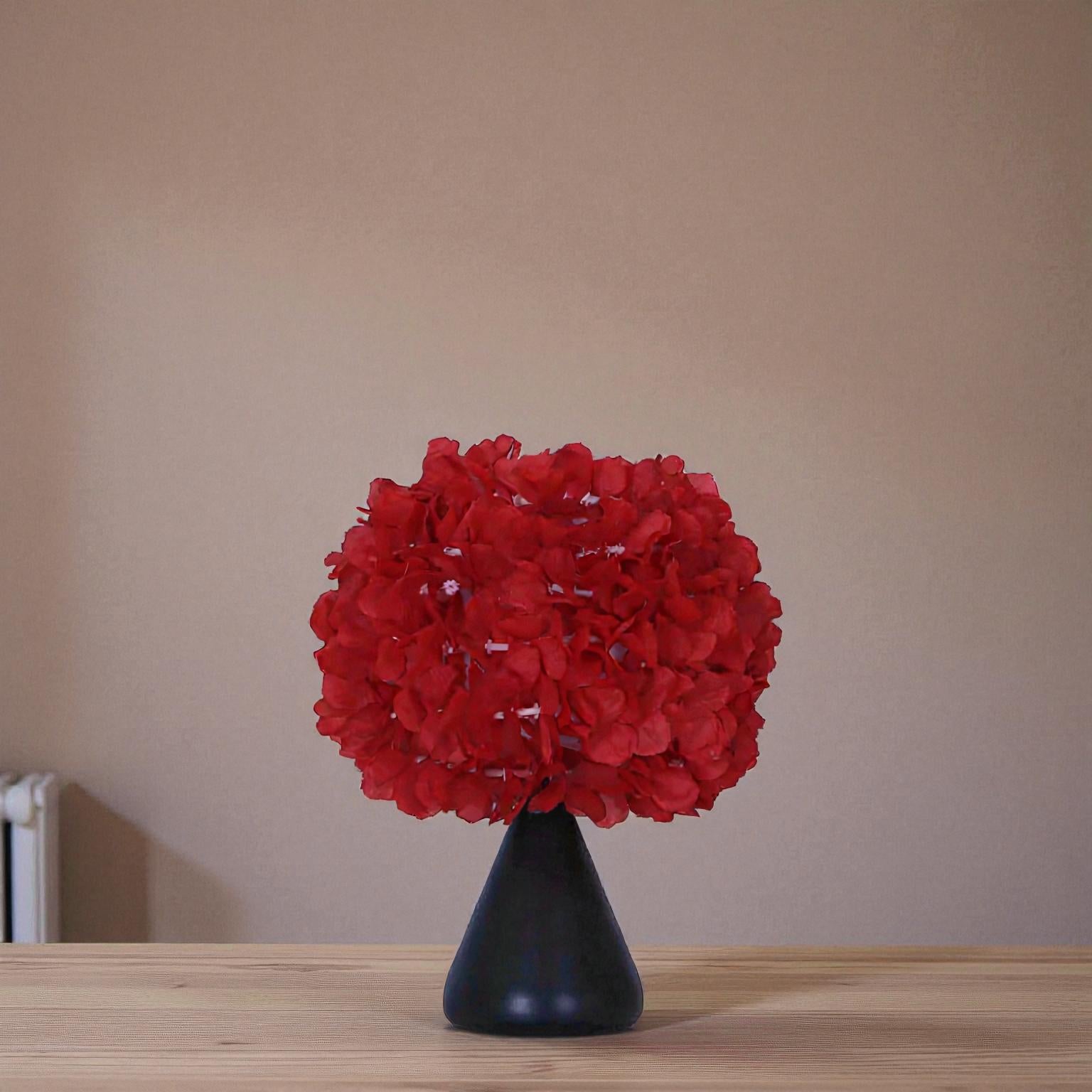 Tischlampe mit Blumenbouquet und klassischem Design für elegantes, sanftes Licht