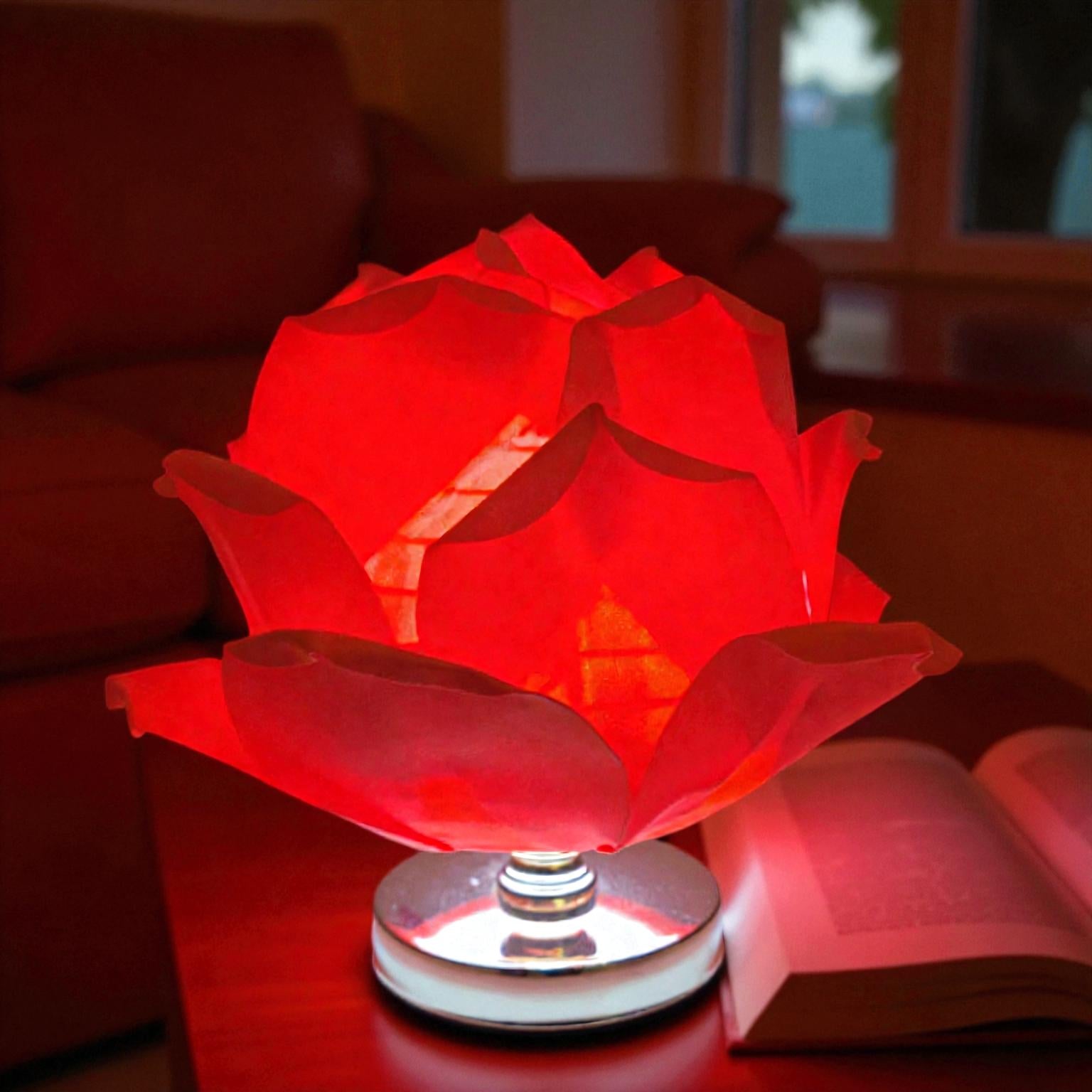 Lotusförmige LED-Tischlampe mit geschichteten Blütenblättern für elegante Innenbeleuchtung