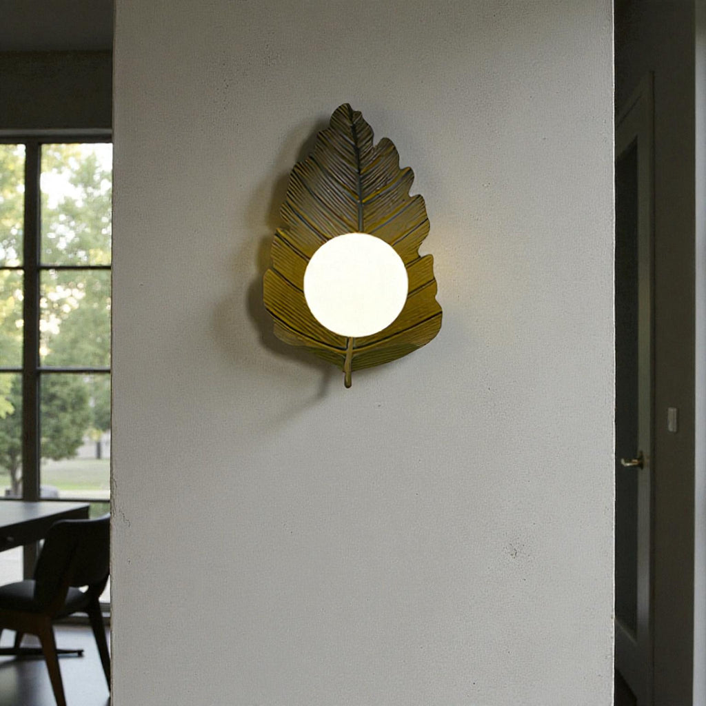 Blattförmige Wandleuchte mit rundem Mittellicht für elegante Innenbeleuchtung