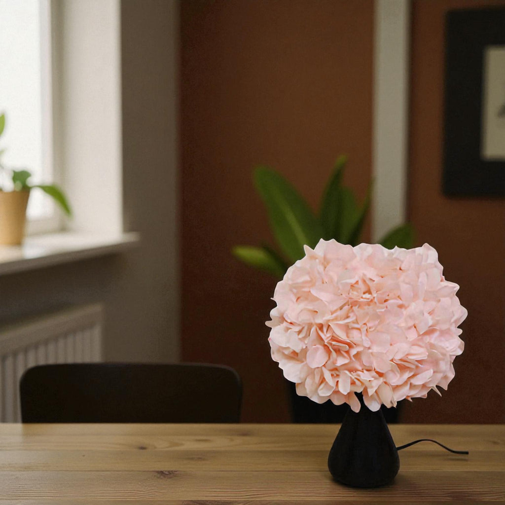 Tischlampe mit Blumenbouquet und klassischem Design für elegantes, sanftes Licht