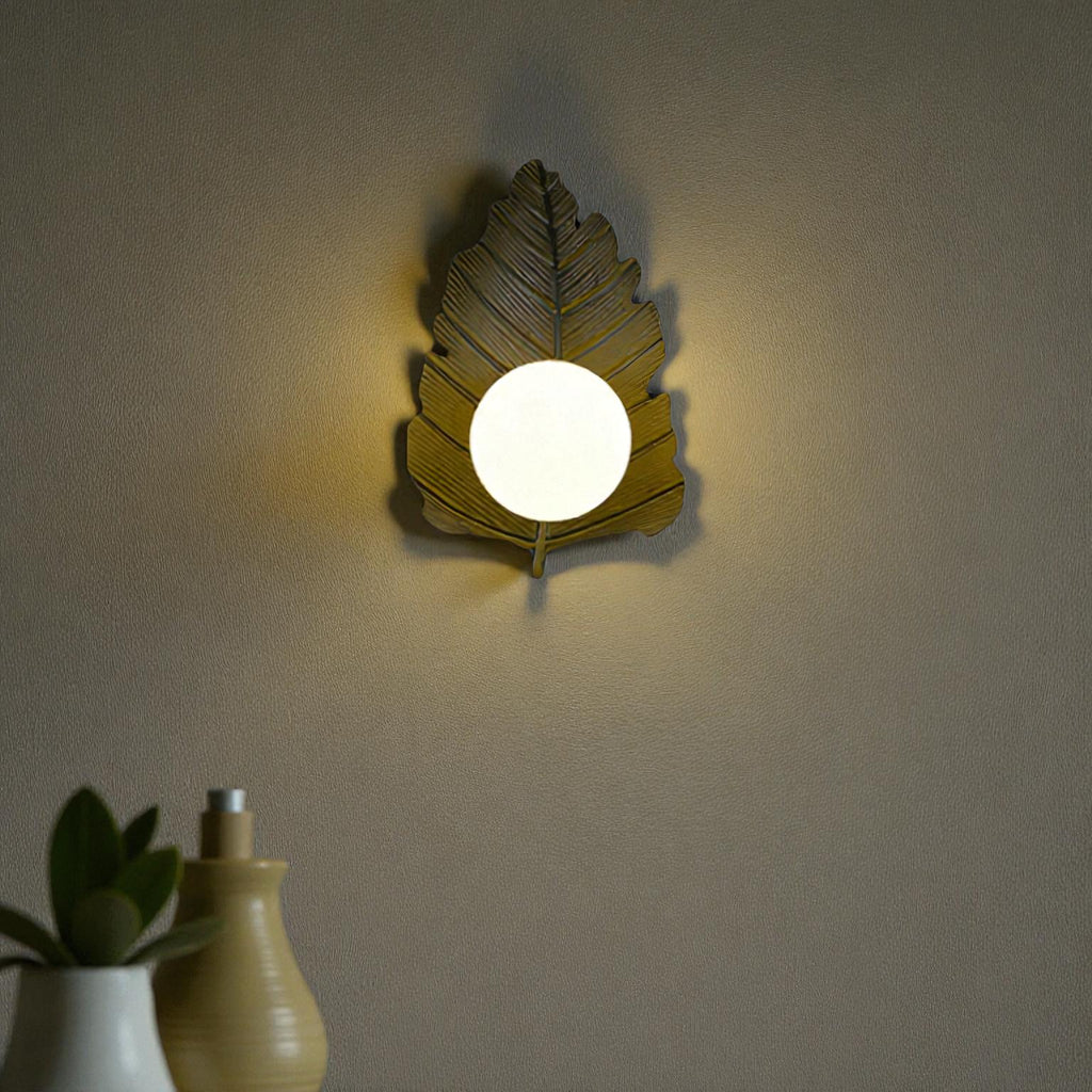 Blattförmige Wandleuchte mit rundem Mittellicht für elegante Innenbeleuchtung