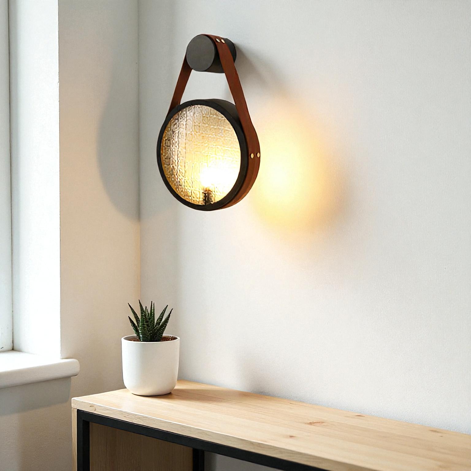 Runde Wandleuchte mit strukturiertem Glas und modernem Riemen-Design