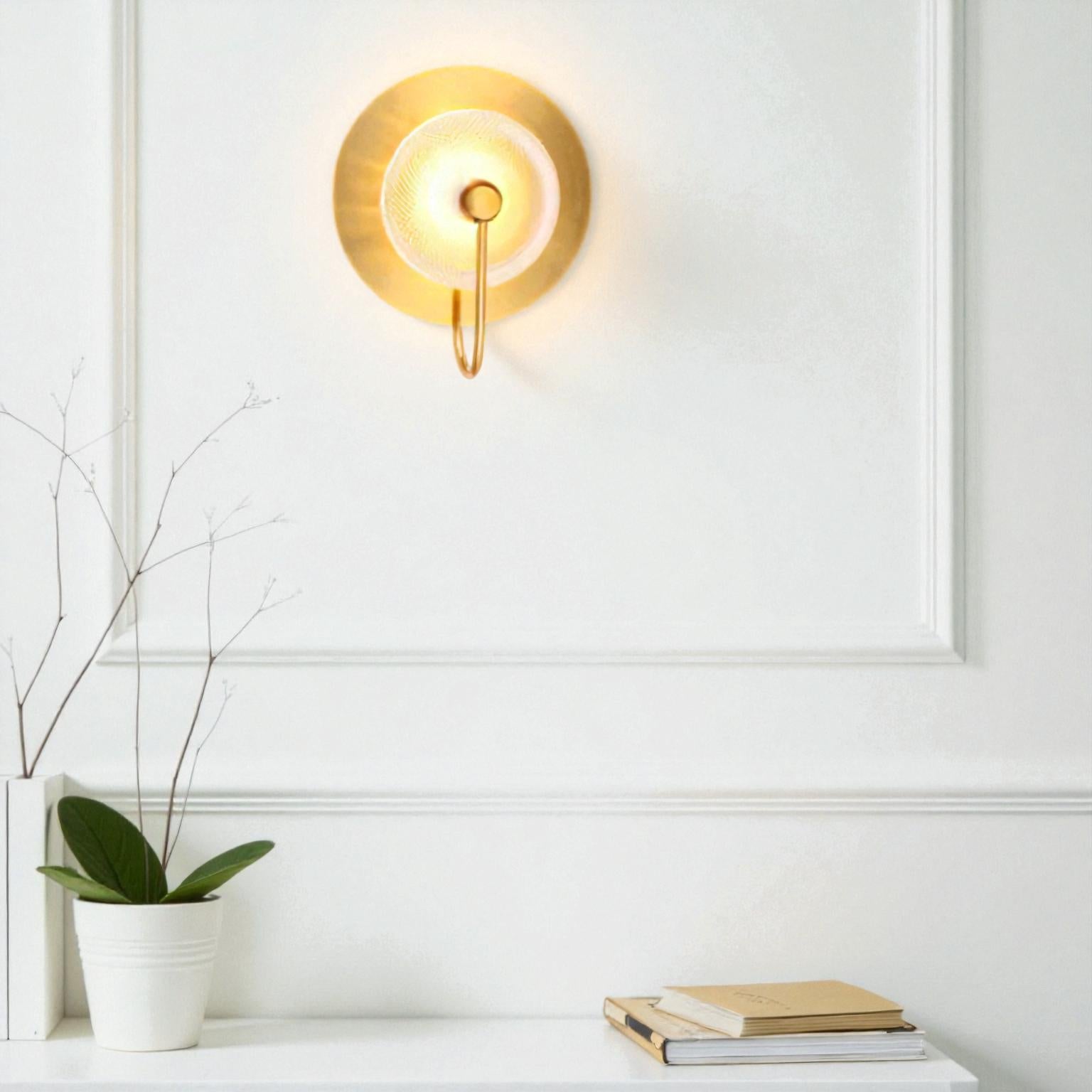 Wandleuchte mit Glasschirm und elegantem Finish für stilvolle Innenbeleuchtung